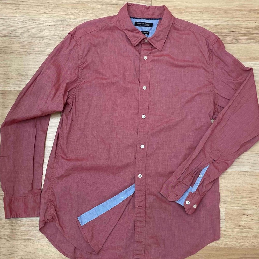 Banana Republic Men's Button Down in Coral; Camden Fit; Custom Wash; Size L